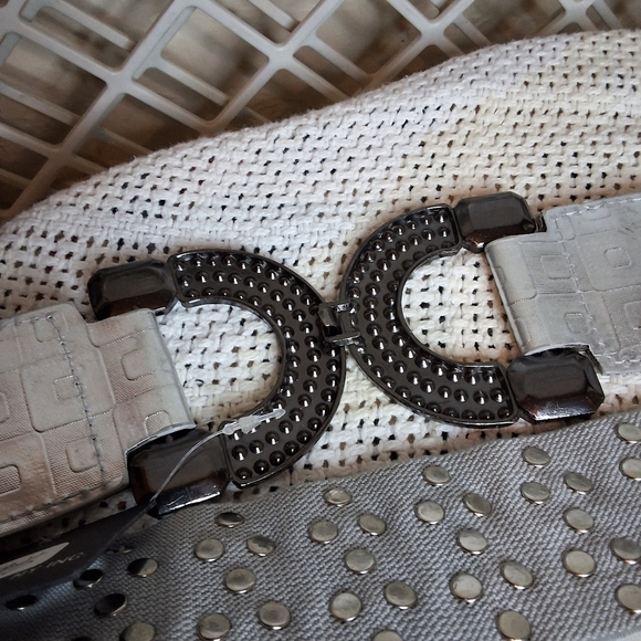 Boutique pearl grey stretch belt with rhinestone accents and buckle OSFM - Picture 9 of 15